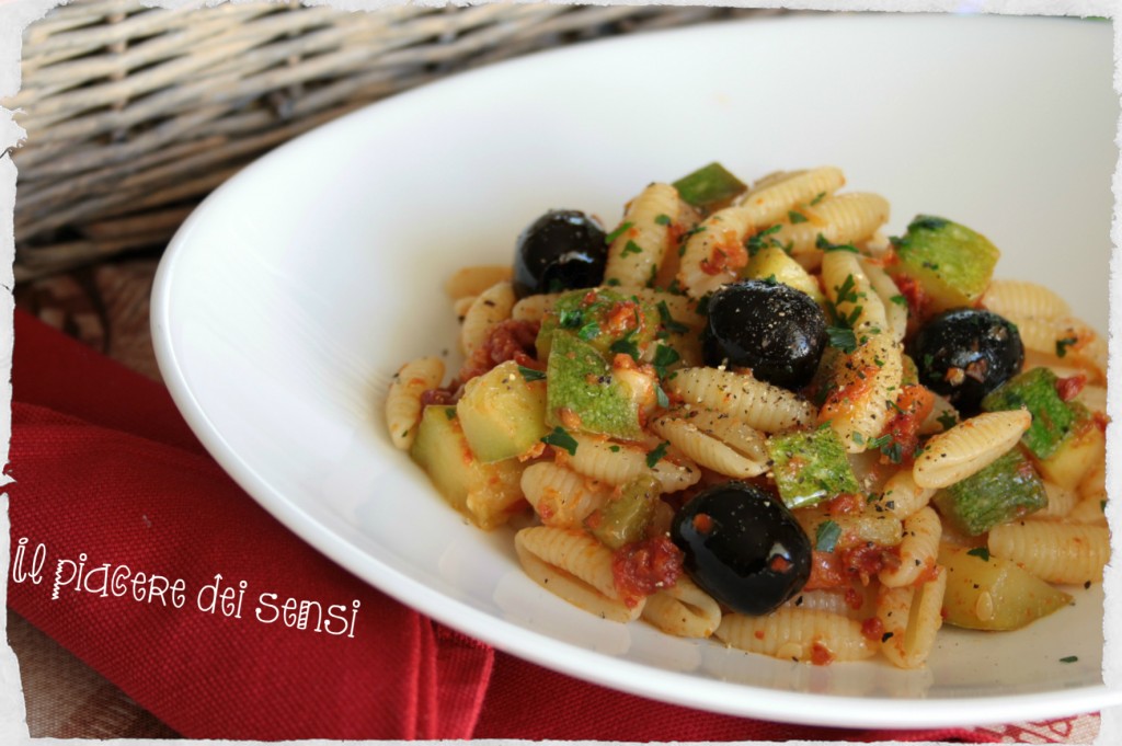 Gnocchetti sardi con zucchine, pomodori secchi e olive nere