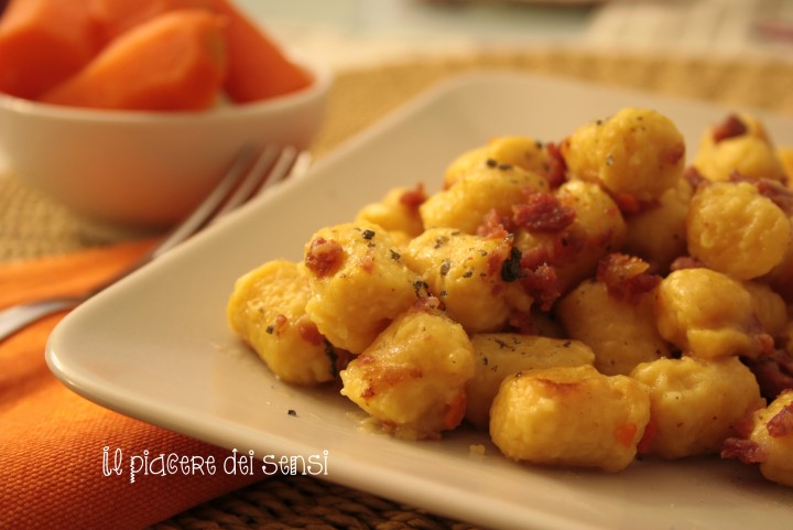 Gnocchi di patate e carote con salsiccia