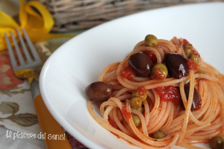 Spaghetti con piselli e olive taggiasche
