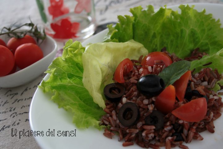 riso venere con pomodorini, olive e salsa di acciughe