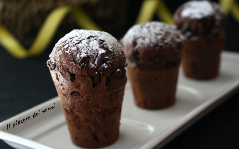 Mini muffins al cacao con gocce di cioccolato Mini muffins al cacao con gocce di cioccolato