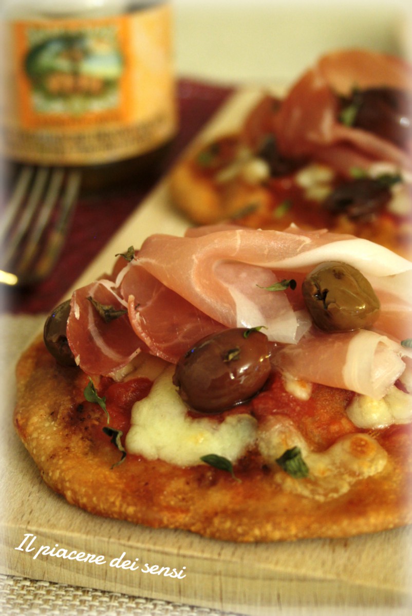 Pizzette con prosciutto crudo e olive