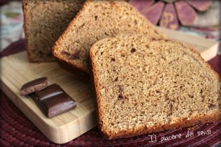 Pane in cassetta con farine miste e cioccolato Pane in cassetta con farine miste e cioccolato