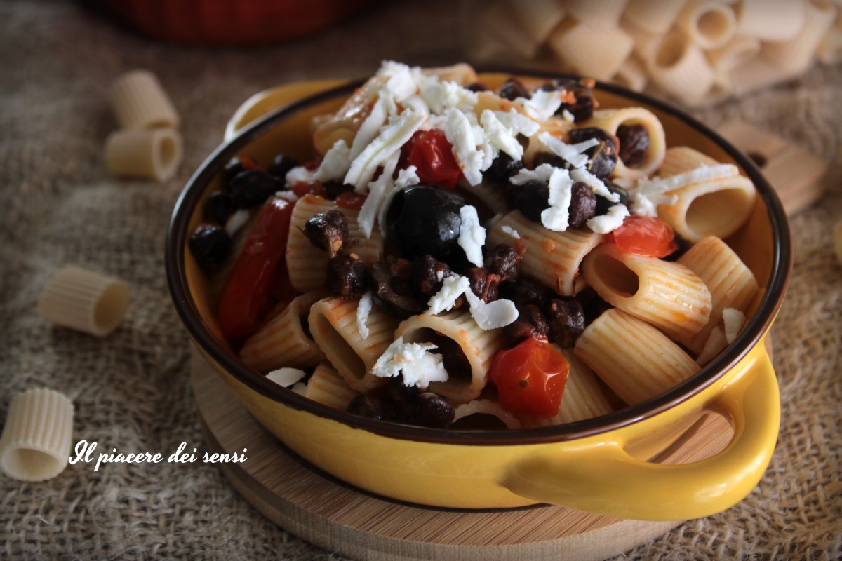 Pasta con ceci, olive nere e feta Il piacere dei sensi