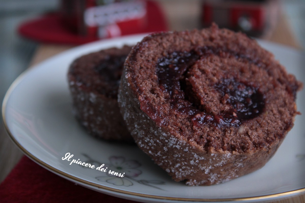 rotolo al cacao con confettura di lamponi